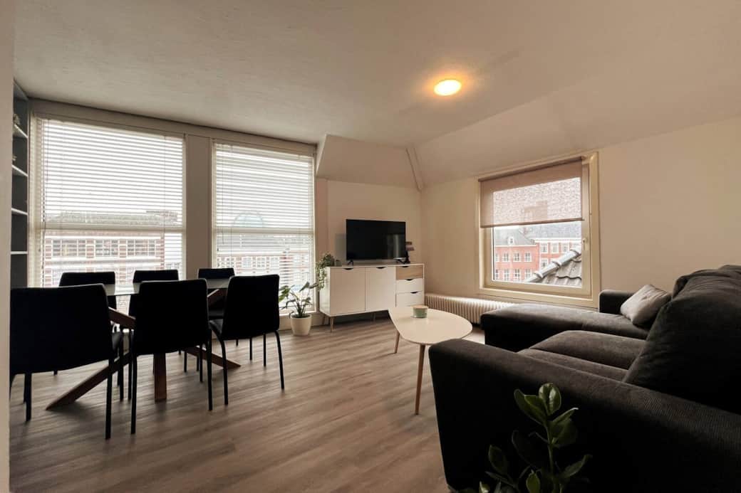 De bank in de woonkamer kan worden omgebouwd tot een tweepersoonsbed, waardoor dit appartement plaats biedt aan 9 personen.