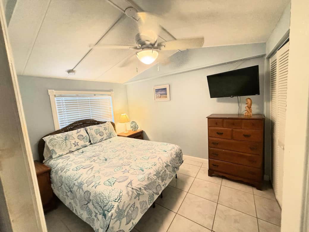 Bedroom Queen Photo
