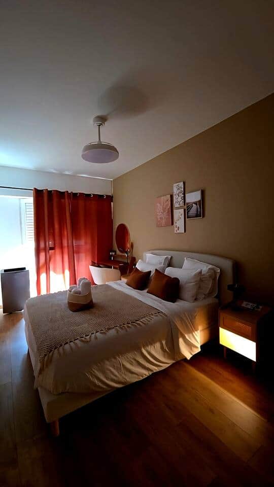 Chambre confortable avec literie de qualité pour des nuits reposantes.