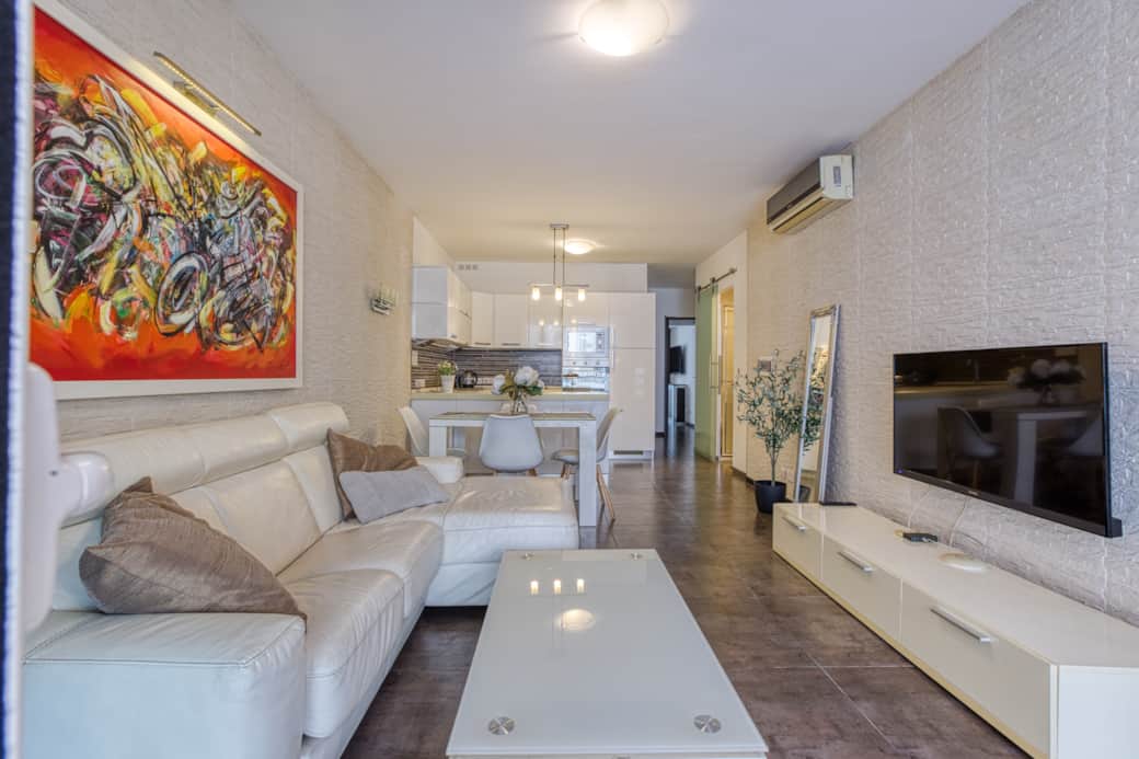 Bright open-plan studio with fully equipped kitchenette and dining space