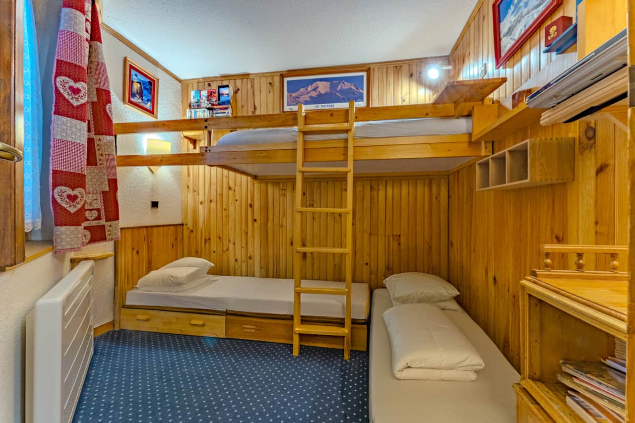 Lits superposés en bois avec échelle — Charming Machu, Val Thorens