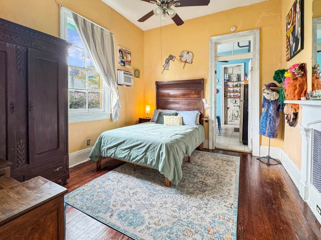 Second bedroom with queen bed. 
