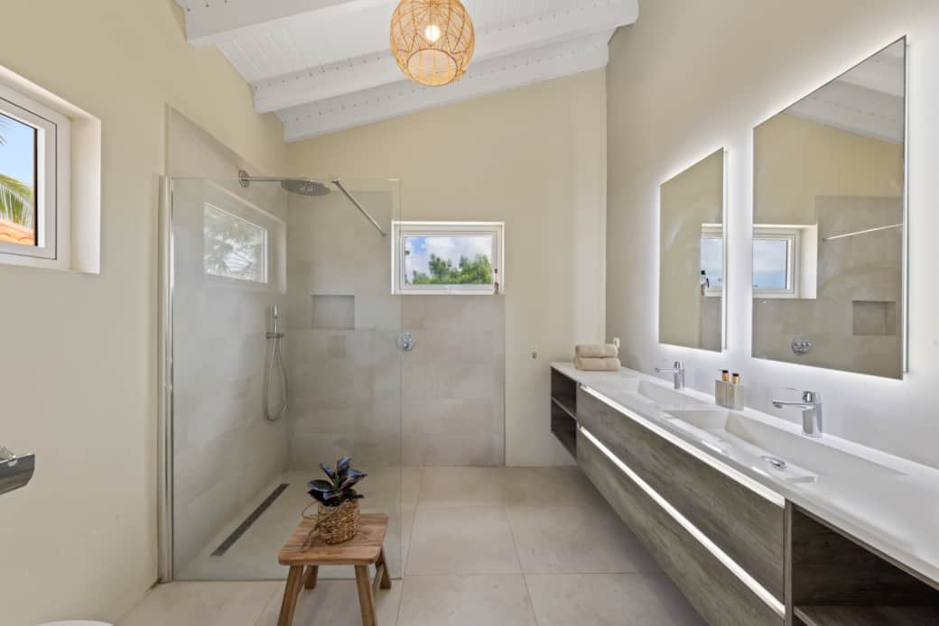 Ensuite badkamer behorend bij master bedroom 1, voorzien van dubbele wastafel, toilet en spa douche Ensuite badkamer behorend bij master bedroom 1, voorzien van dubbele wastafel, toilet en spa douche