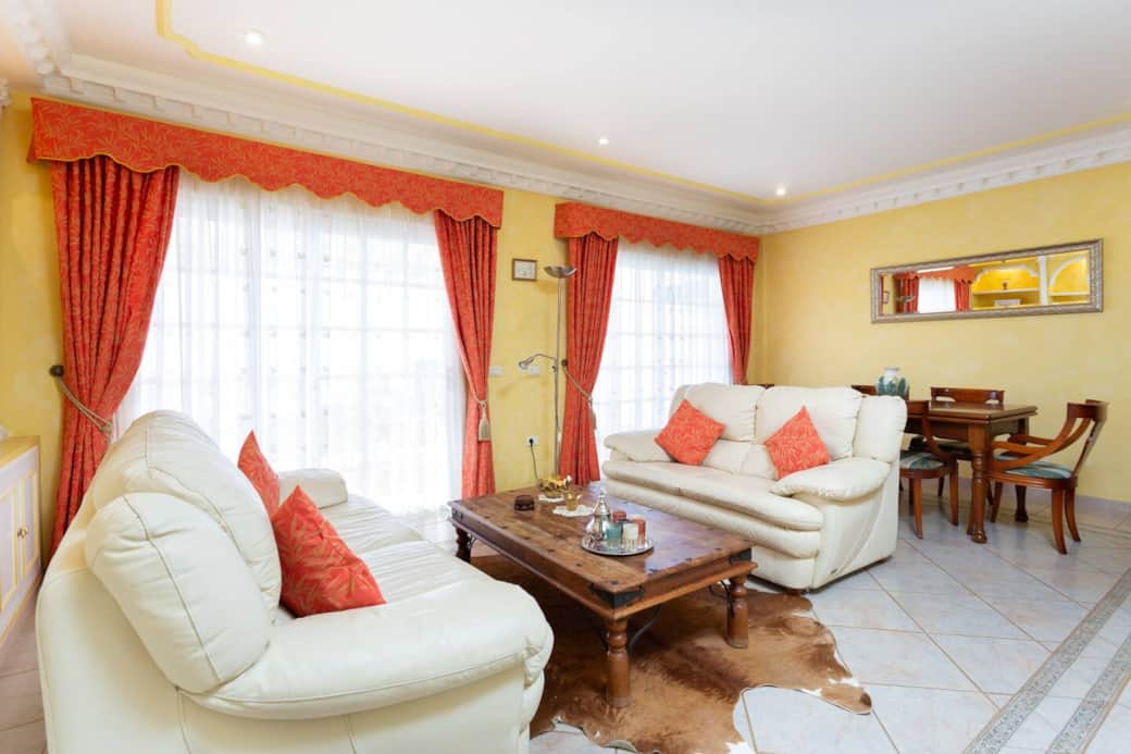 Living room with direct access to terrace / Wohnzimmer mit direktem Zugang zur Terrasse Living room with direct access to terrace / Wohnzimmer mit direktem Zugang zur Terrasse