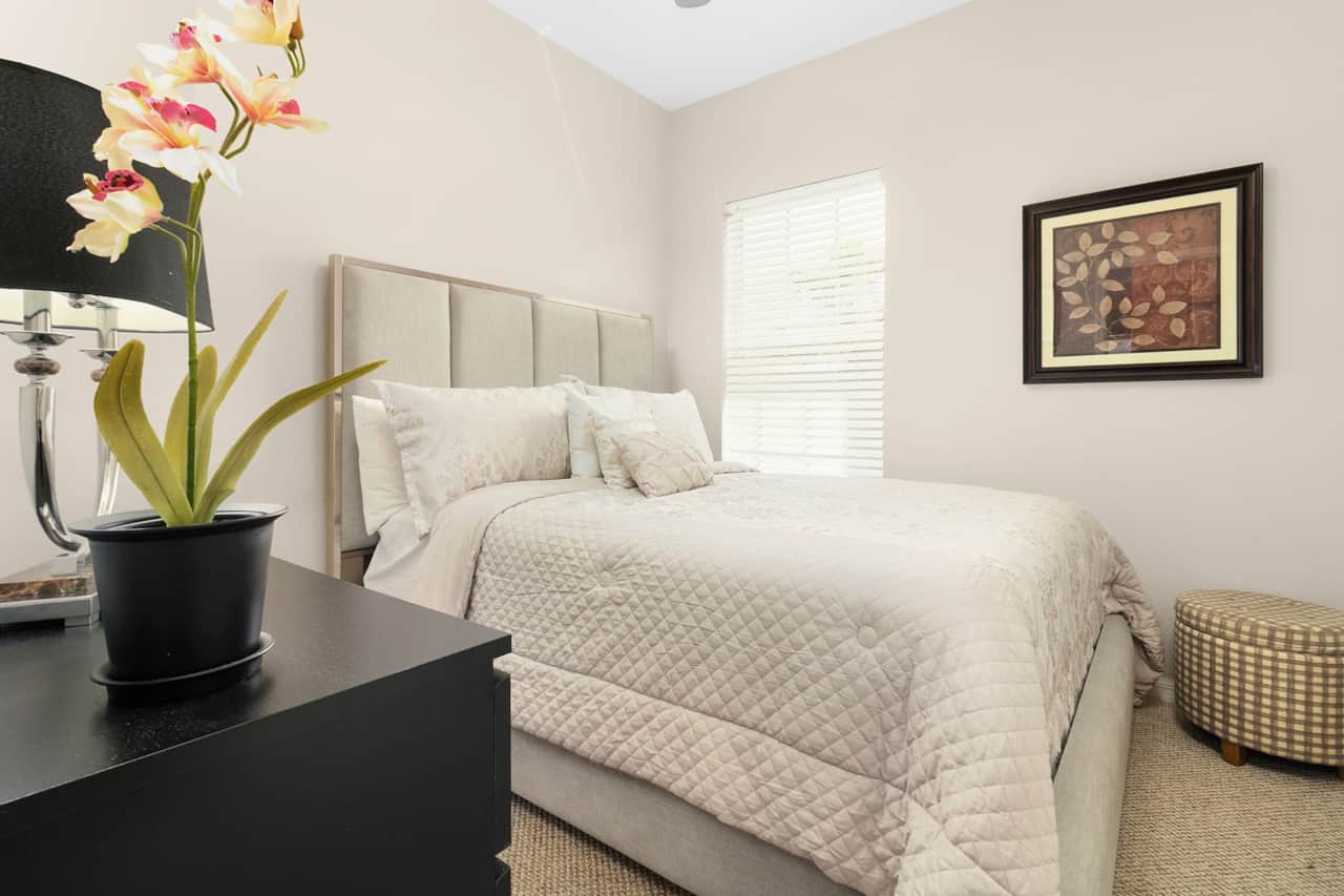 Queen bedroom - Lakeside