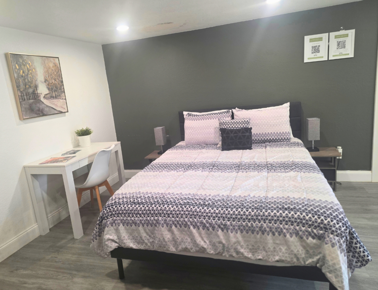 Spacious, well-lit bedroom with a comfortable queen-size bed, premium linens. Lakeland, FL