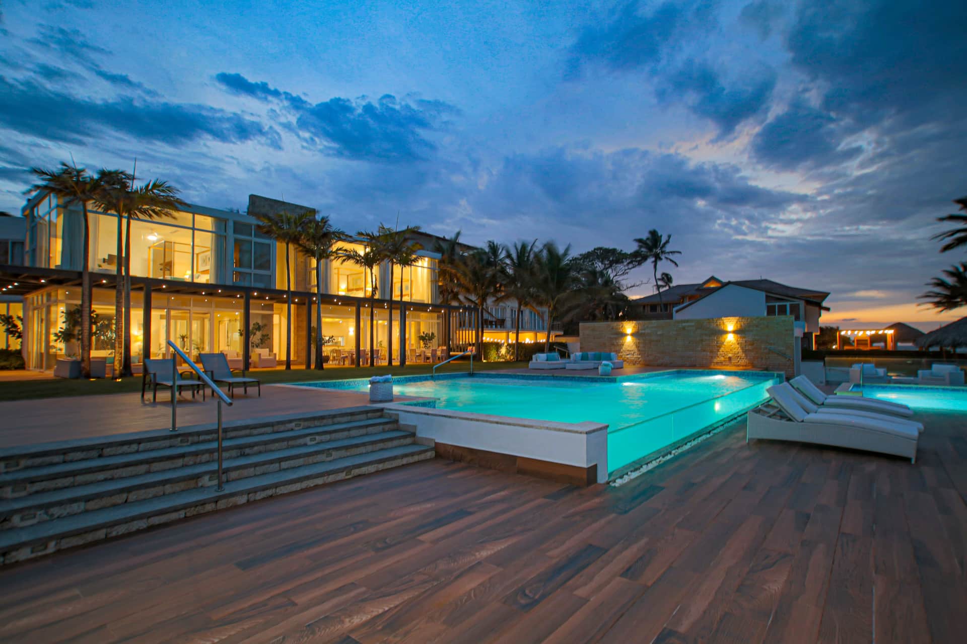 Oceanfront Luxury 10BR Villa – Infinity Pool