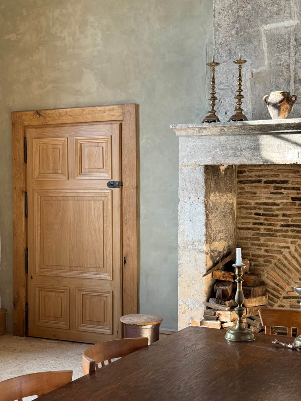 Salle centrale with kitchen