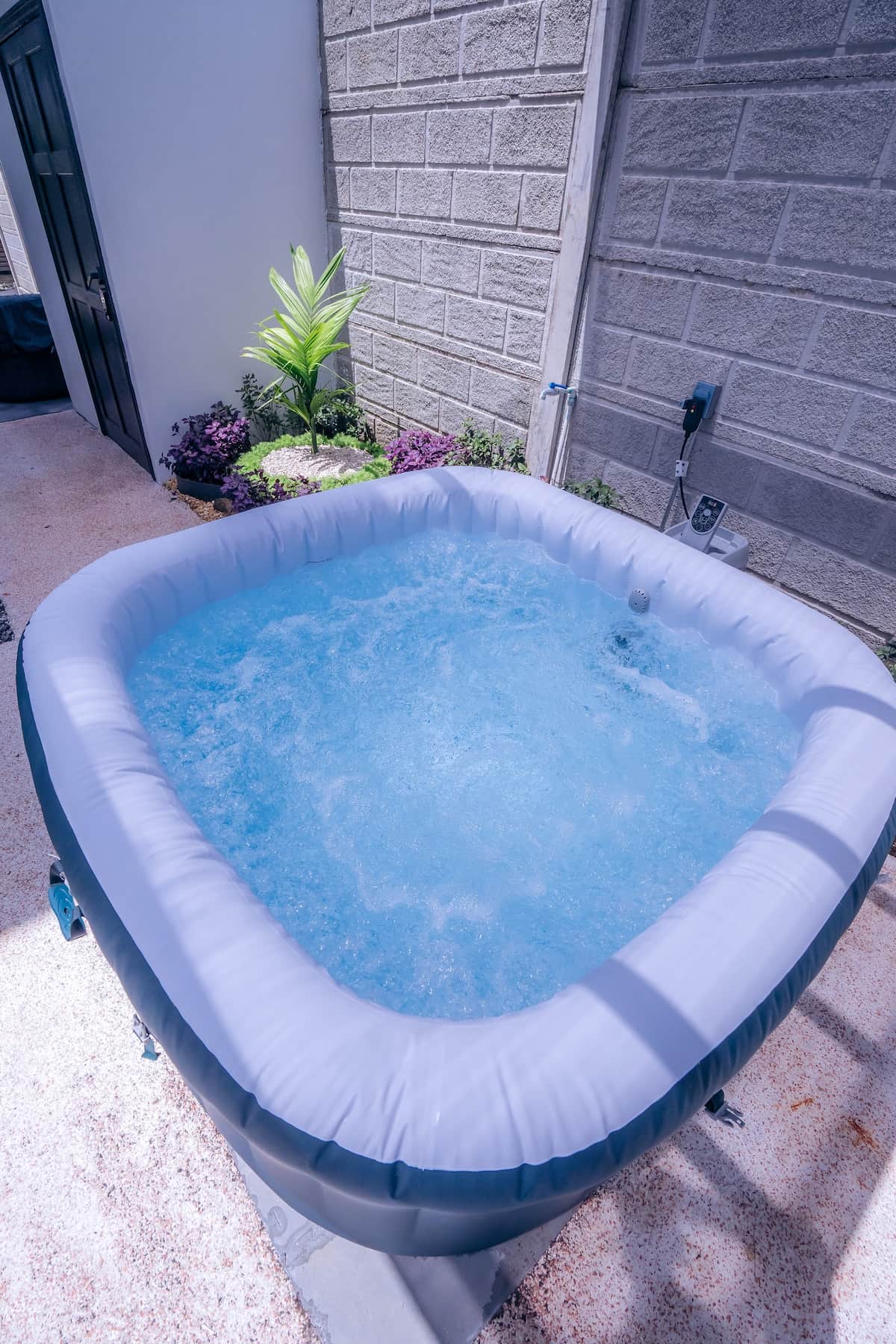 Cuenta con un jacuzzi de uso exclusivo. Debido a que el sistema de calentamiento requiere un tiempo considerable, le agradeceríamos nos informe con anticipación si hará uso del mismo al momento de su llegada, a fin de tenerlo debidamente preparado.