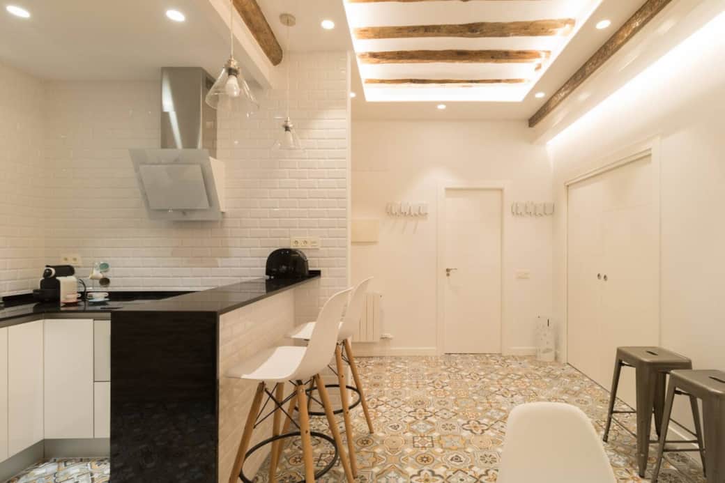 Vista parcial, desde el comedor, de la cocina, de la barra y del acceso al salón y las habitaciones.