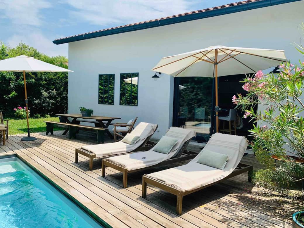 Terrasse avec Piscine accès direct sur la cuisine et le salon Maison Vacances Bidart