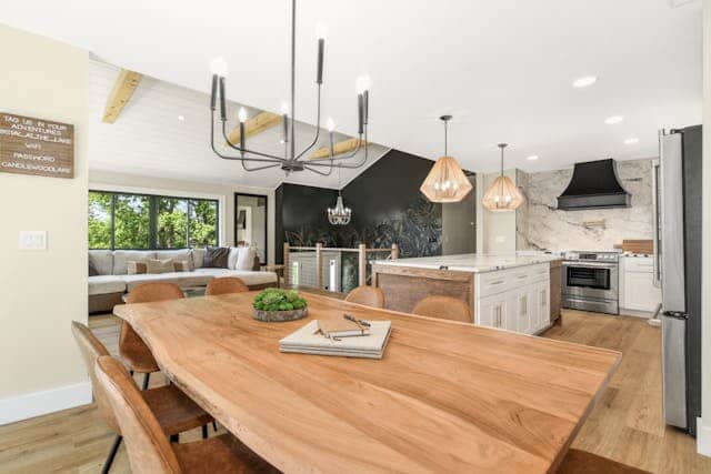 ・Sleeps 18 ・5 Bedrooms ・ 3 Bathrooms ・Sleeps 18 ・5 Bedrooms ・ 3 Bathrooms