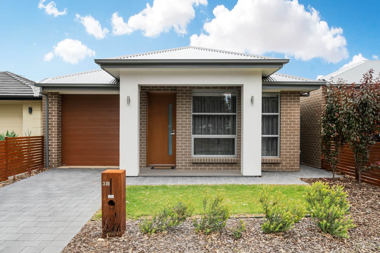New home by Sturt Linear Park: Modern style meets tranquil nature. Comfort and convenience await.