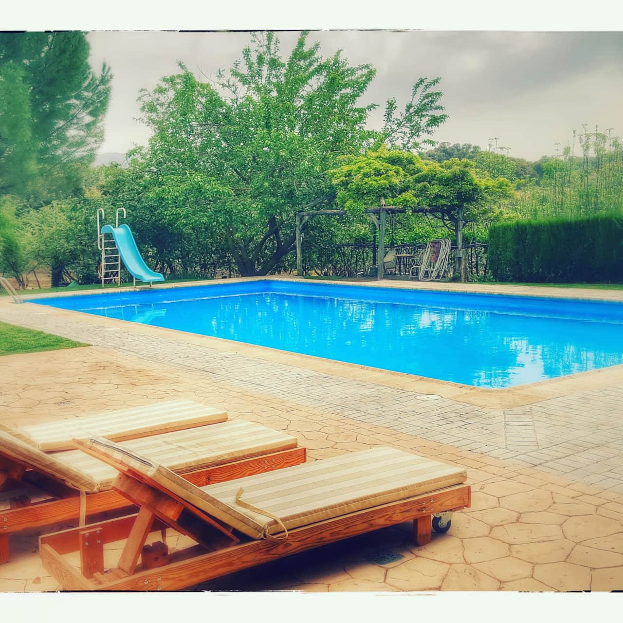 Piscina con tobogán