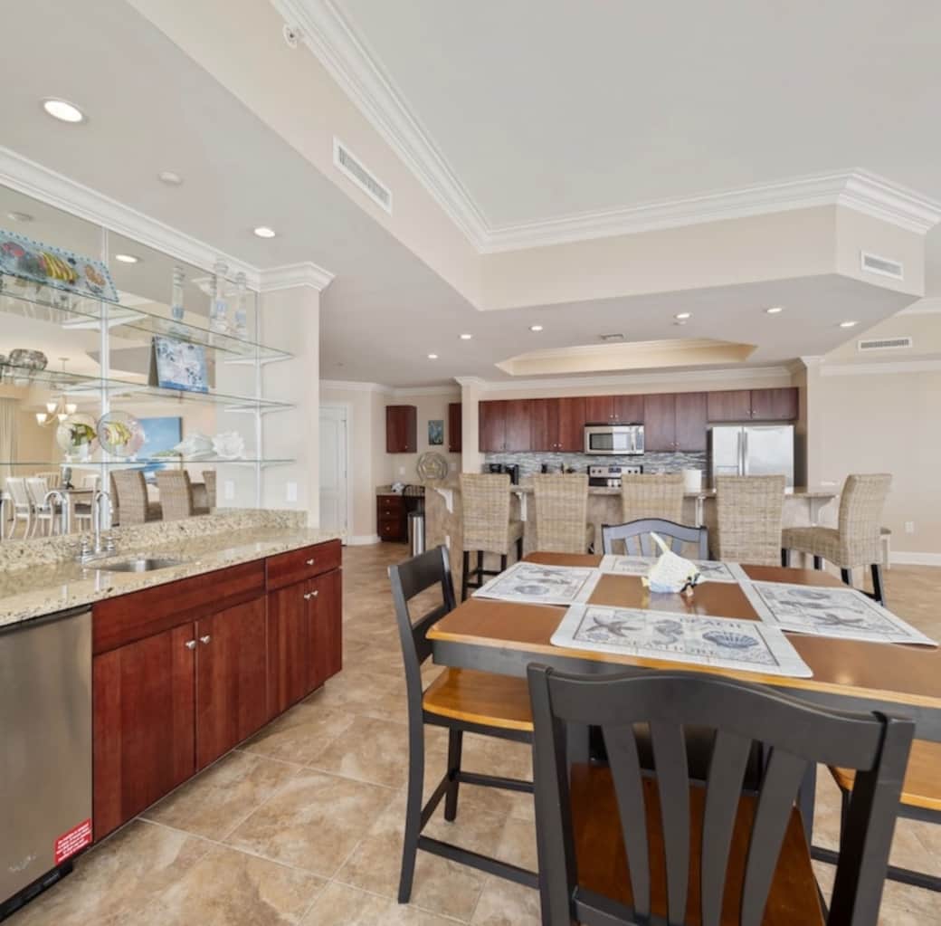 Kitchen/Bar area 