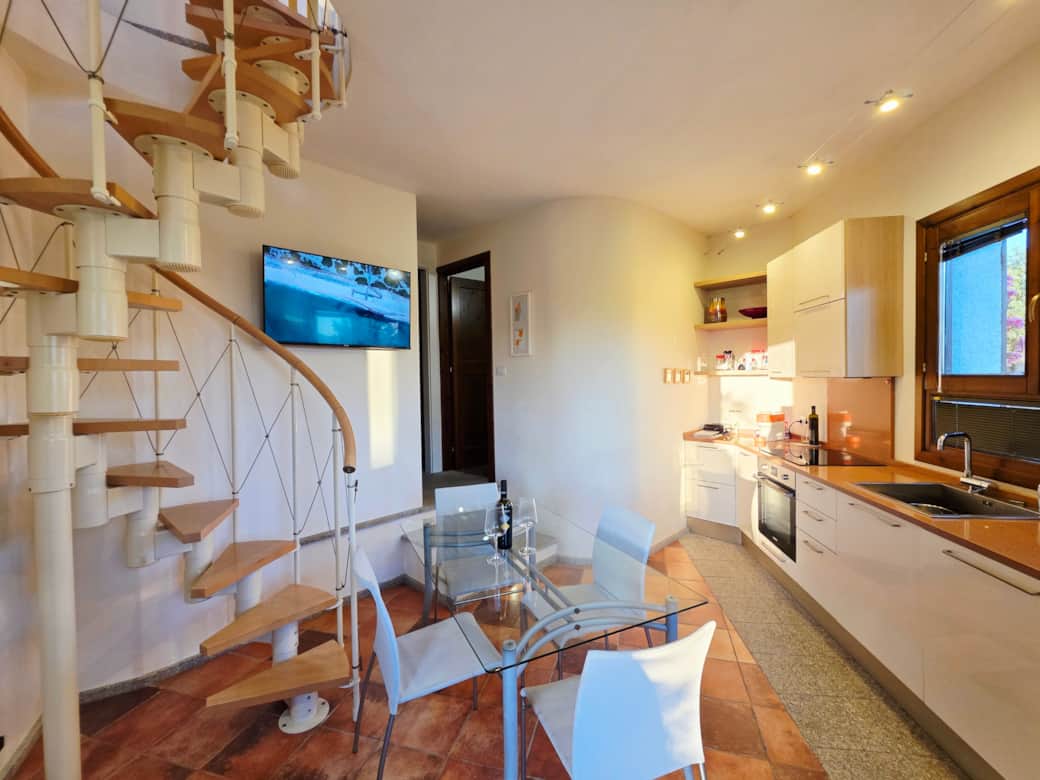 Cucina al piano terra attrezzata con elettrodomestici moderni e funzionali