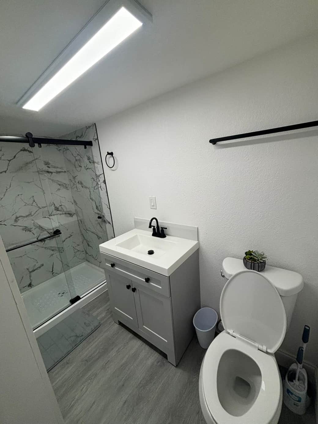 Bright, spotless bathroom with shower, toilet, sink, and towel amenities. Lakeland, FL