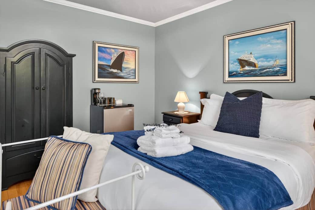 Bedroom 2 (Queen bed)