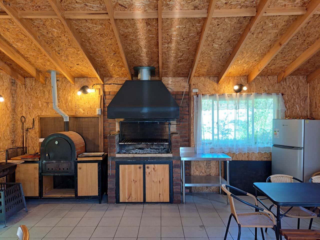 Parrilla y horno de leña en el quincho