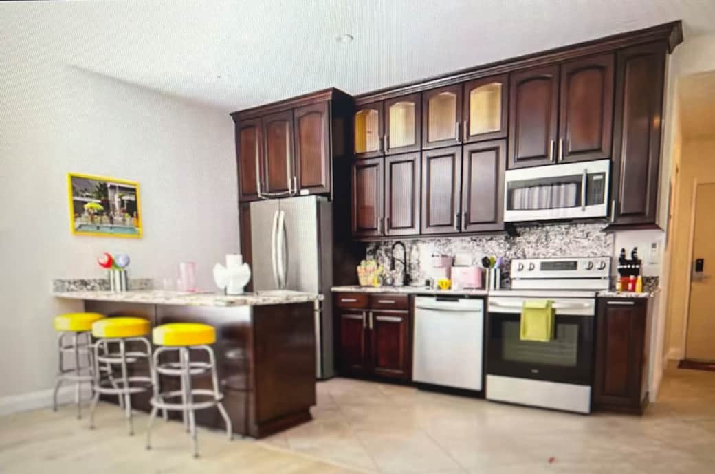 Full kitchen with island 