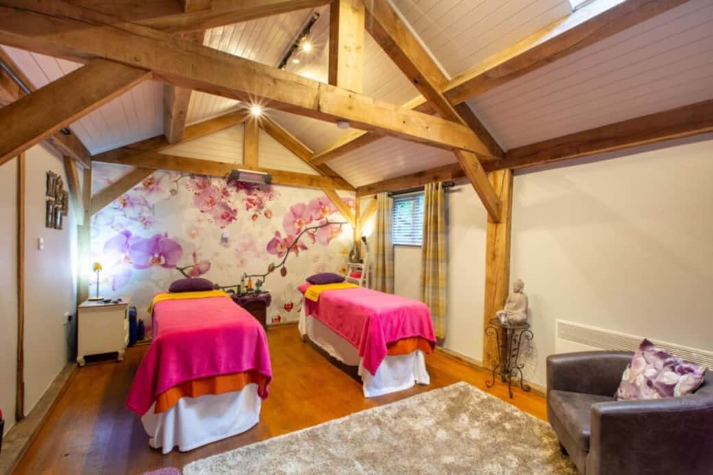 Horn Cote Barn can arrange for beauty & holistic treatments in our gorgeous, dedicated therapy room with our highly-qualified & experienced beauticians & therapists who will provide you with an individual, professional service.