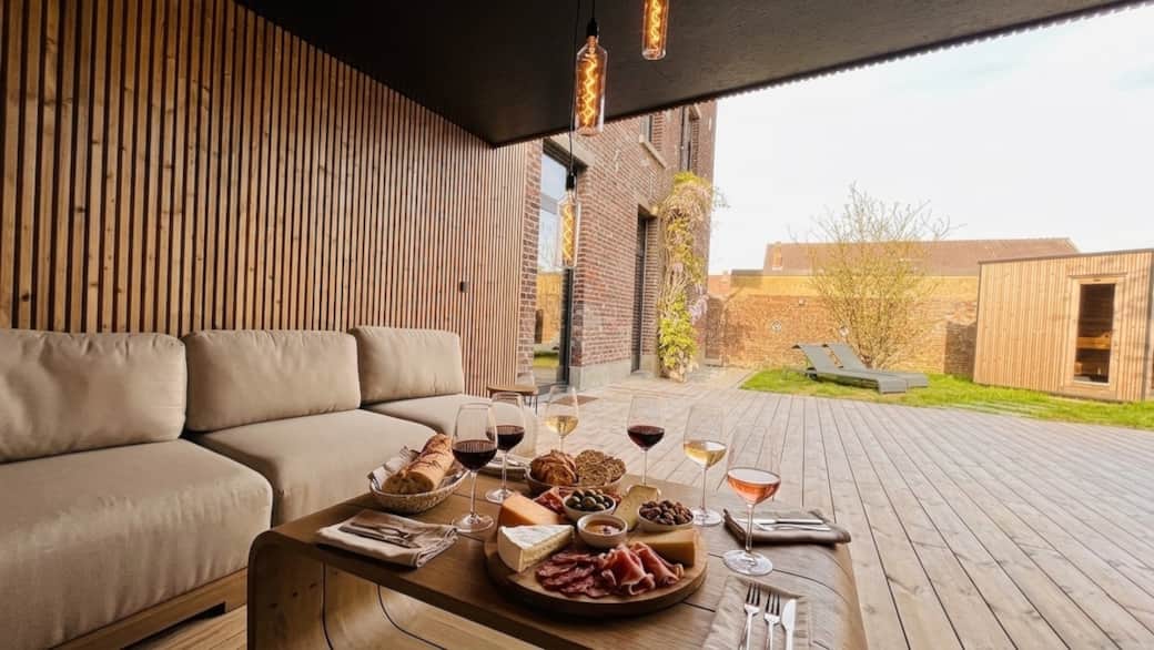 Terrasse ombragée, canapé d'extérieur design.