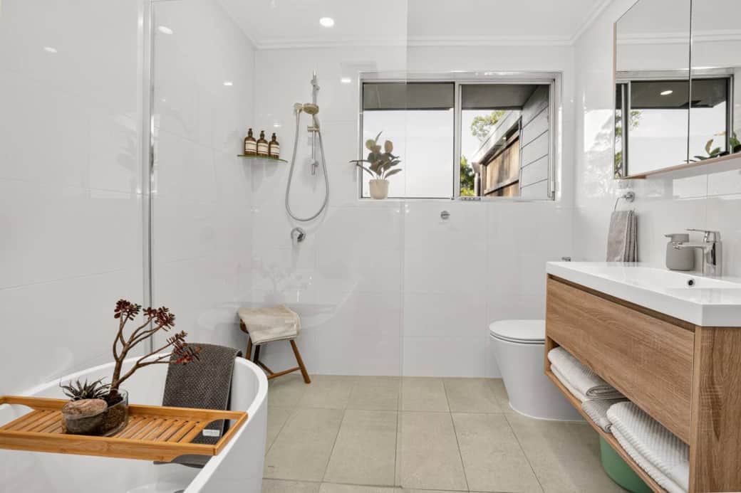 Main Bathroom with Tub Main Bathroom with Tub