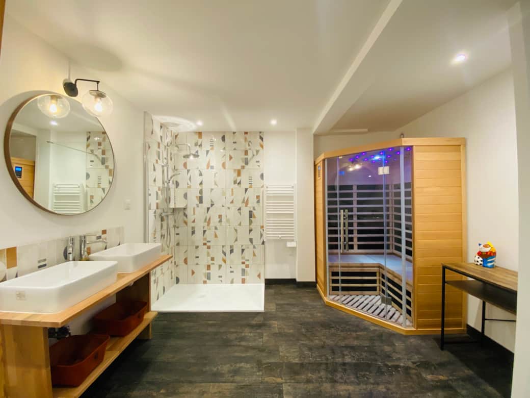 Salle de bains avec sauna et douche