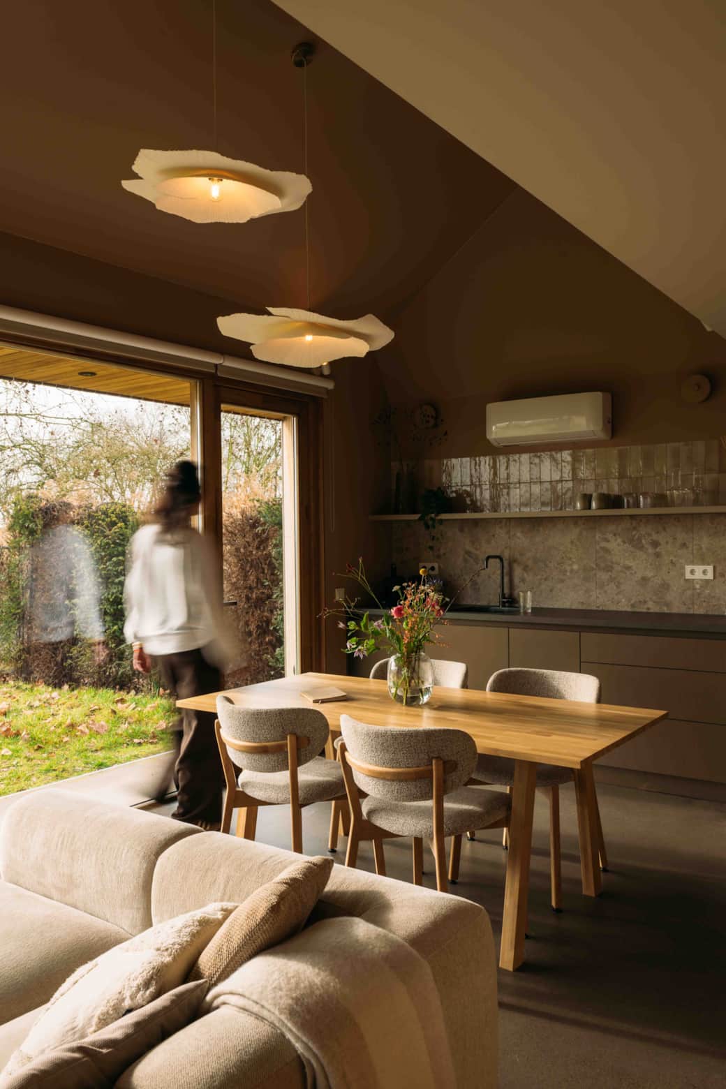 Gezellig tafelen met zicht op tuin en natuur