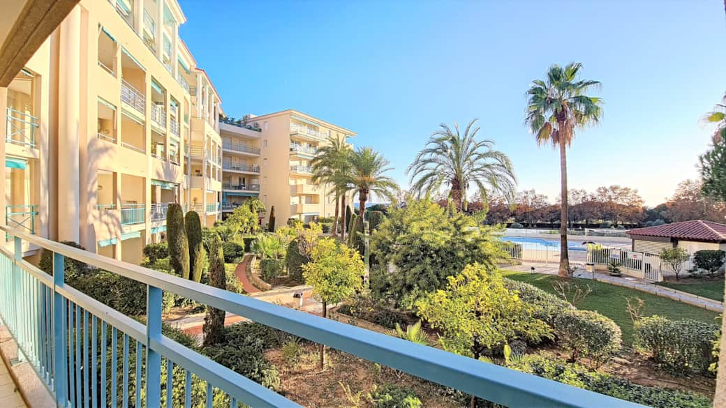 Terraza con vista a la piscina