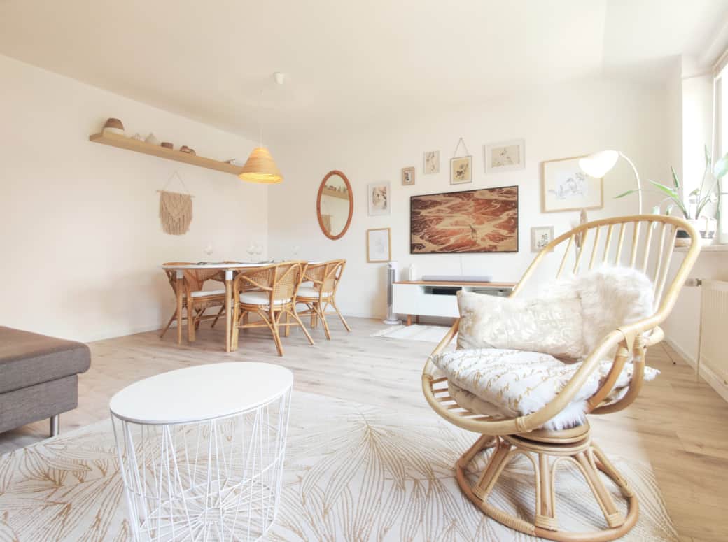 Vom Sofa auf das schöne Design des Wohnzimmers genießen.