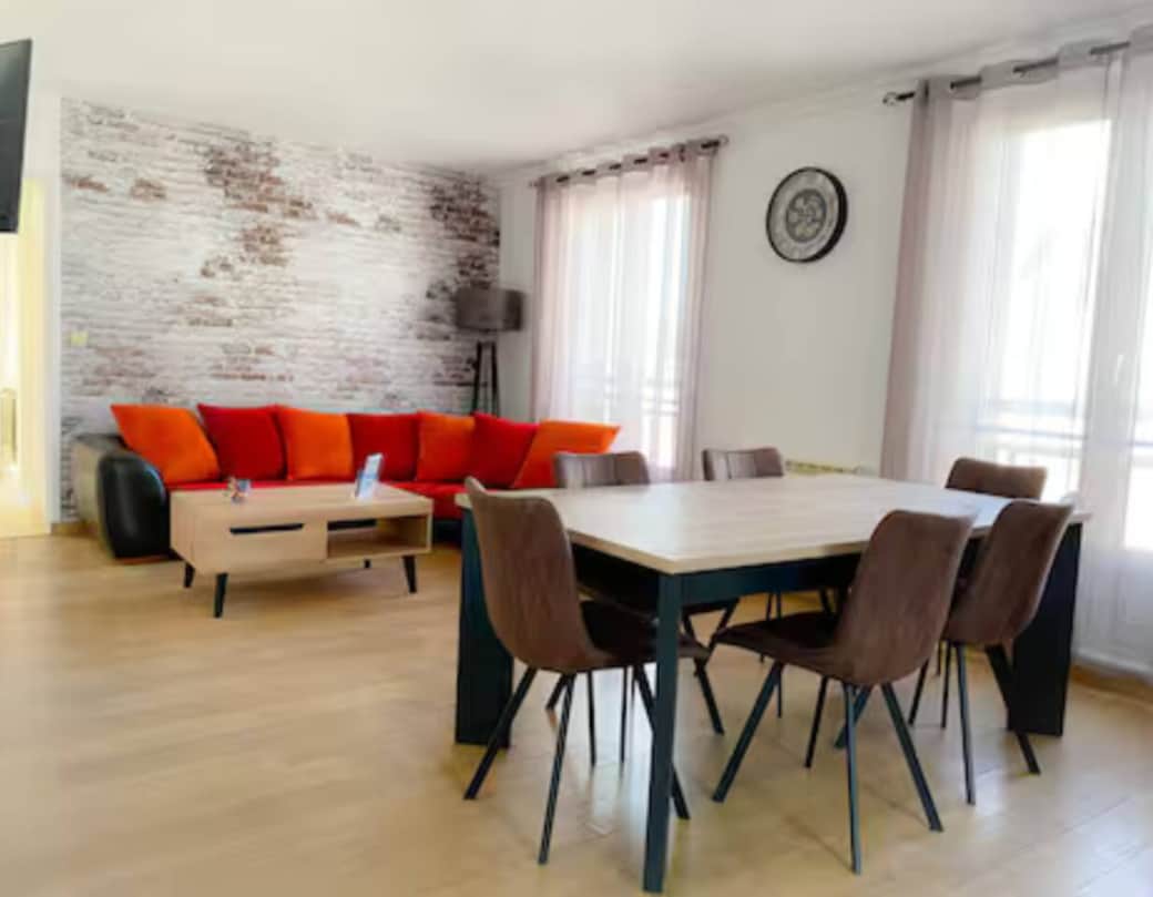 Grande table à manger, idéale pour les repas en famille et entre amis.
