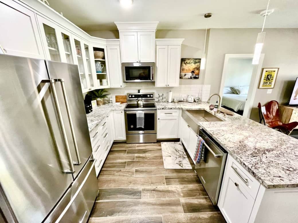 Fully stocked kitchen with Clint Eastwood making sure dinner is on time! Fully stocked kitchen with Clint Eastwood making sure dinner is on time!