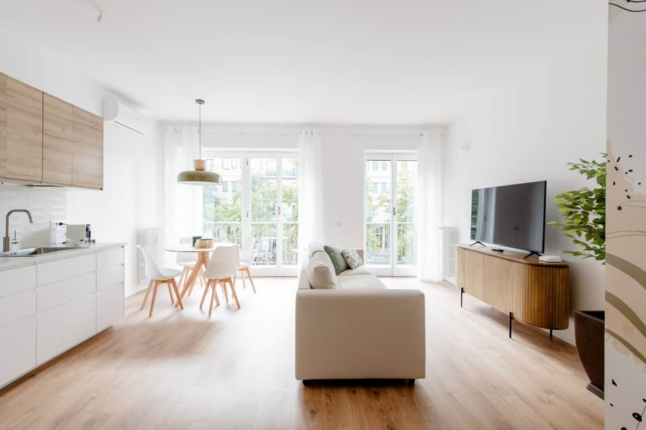 The living room has a large area, bright by the windows around the room. The kitchen is fully equipped for your convenience and has a round table to seat at least 5 people. All with a beautiful view.
