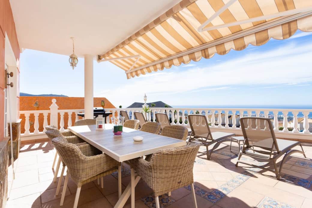 Terrace with dining table for 8 persons / Terrasse mit Esstisch für 8 Personen Terrace with dining table for 8 persons / Terrasse mit Esstisch für 8 Personen