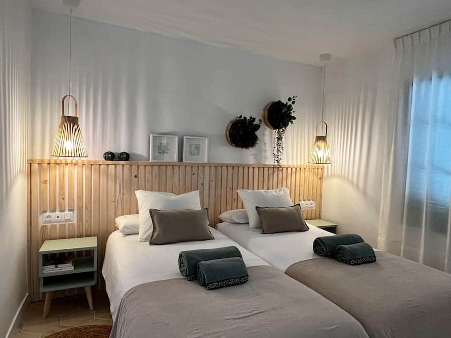 la chambre avec deux grands lits séparés 