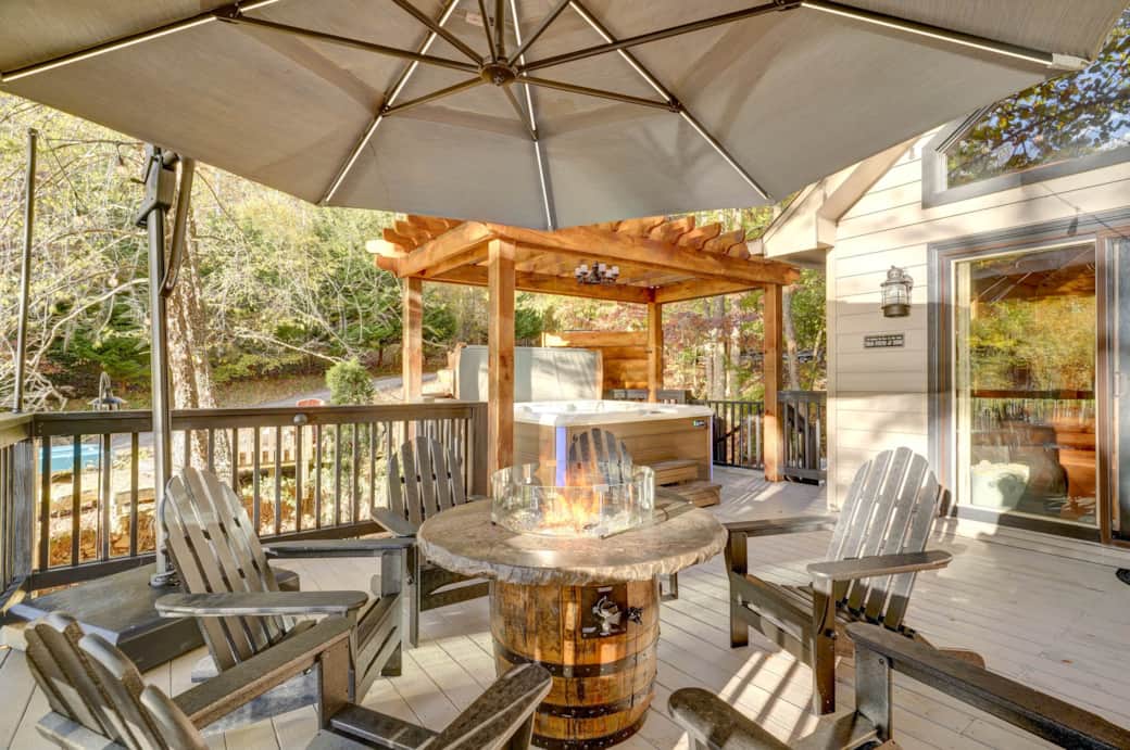 Beautiful gas firepit area with seating for 6 Beautiful gas firepit area with seating for 6
