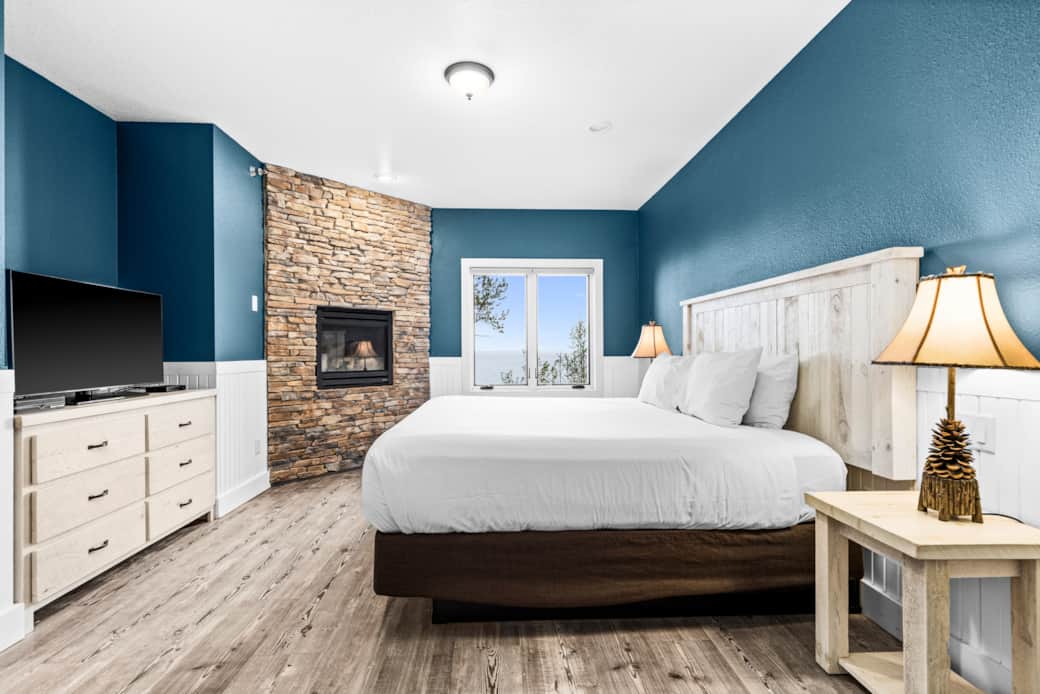 Luxurious king retreat with private lake‑view and soaking tub