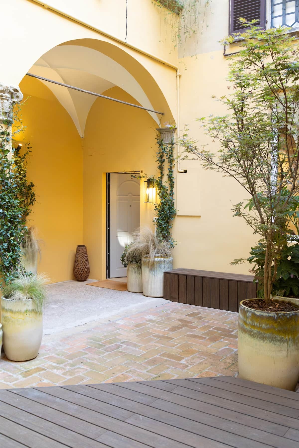 Luxury short rent Bologna center, private internal courtyard with dining table.