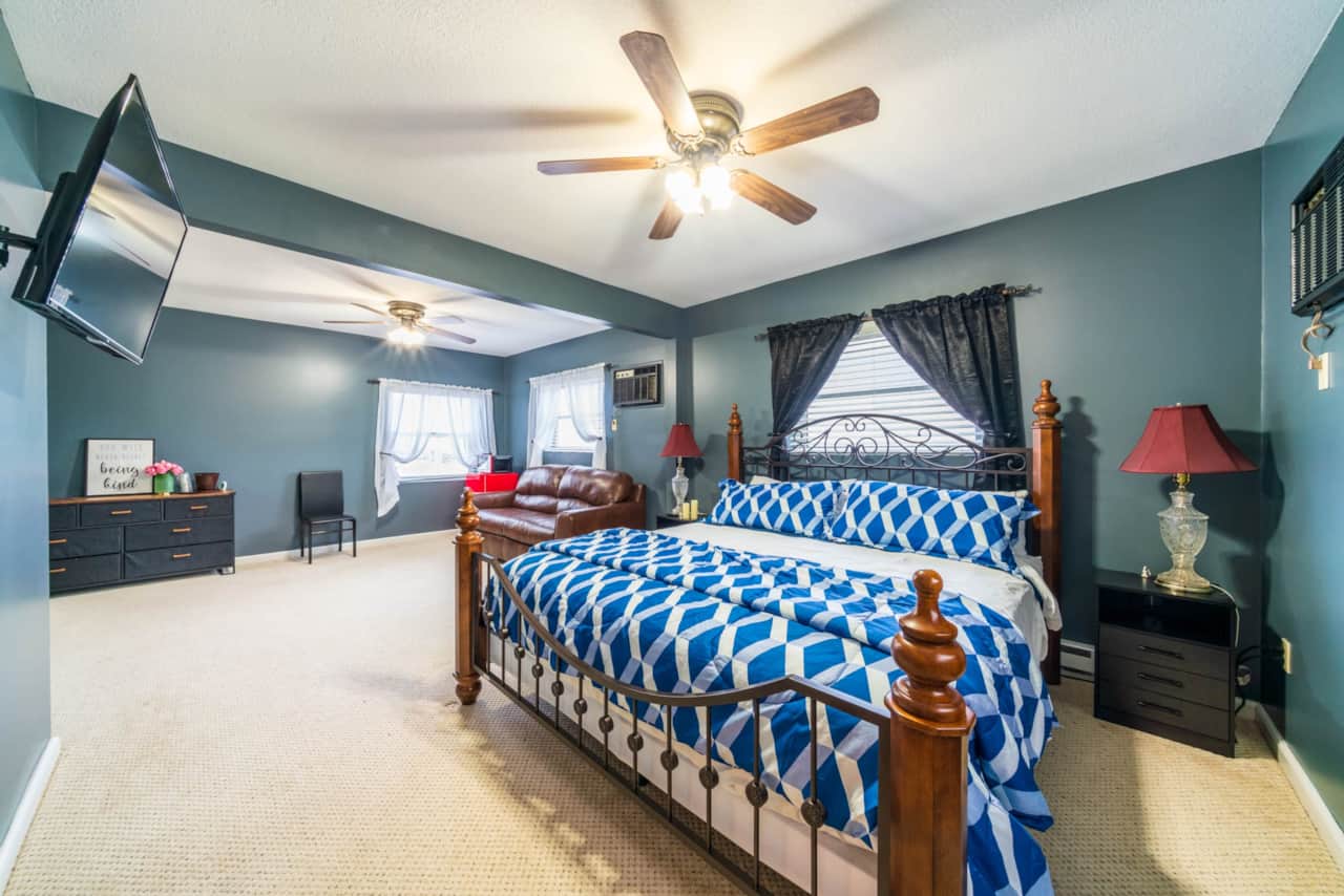 Suite 8 (King Bed & Pull out Couch)