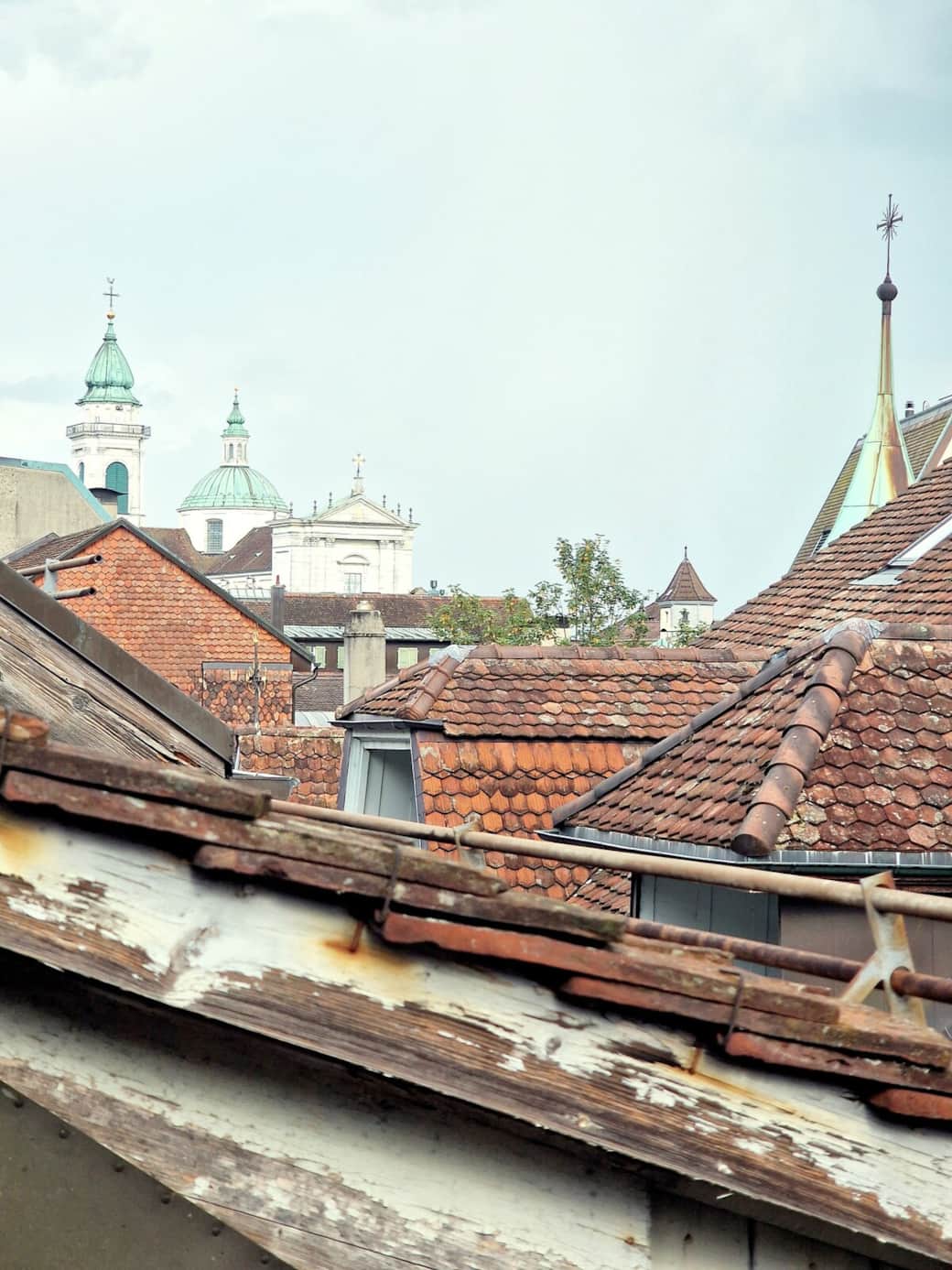 Aussicht vom Dachfenster auf die St.Ursen Kathedrale