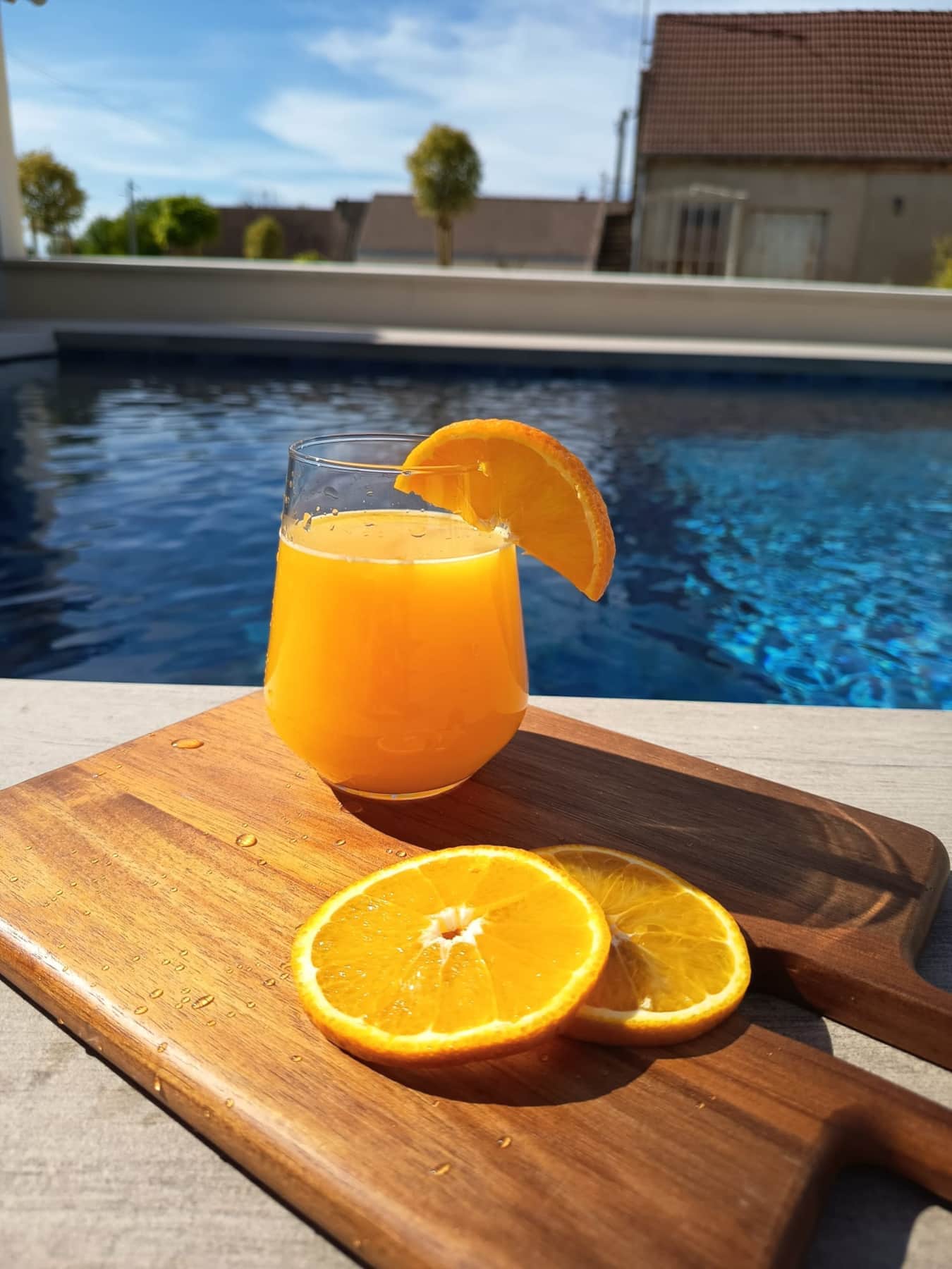 Venez siroter une boisson au bord de la piscine