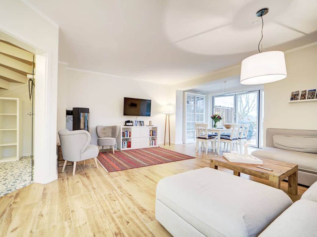 Auri Wohnzimmer mit Kaminofen Couch TV DVD Player