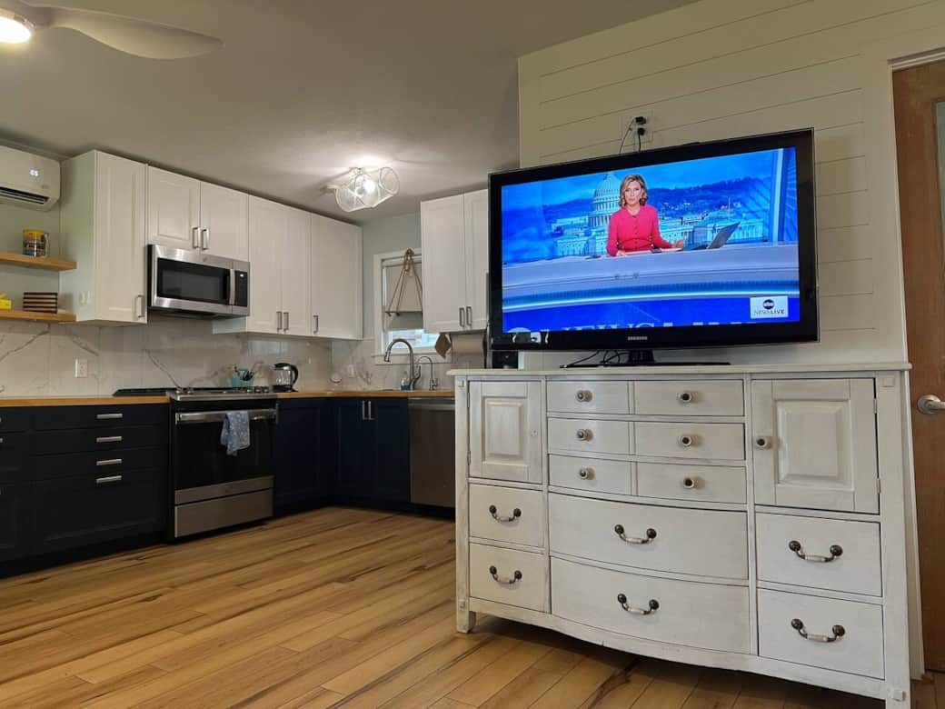 Enjoy the fully outfitted kitchen for easy breakfast, lunch and dinner meals. Enjoy the fully outfitted kitchen for easy breakfast, lunch and dinner meals.