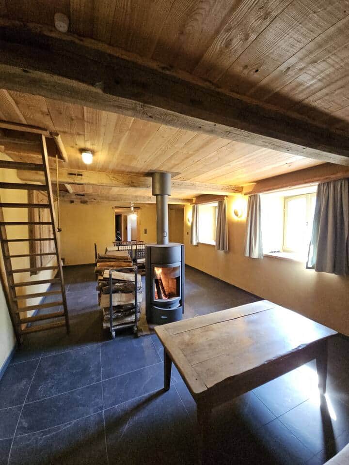 Salon, salle à manger et poêle à bois version feu ouvert