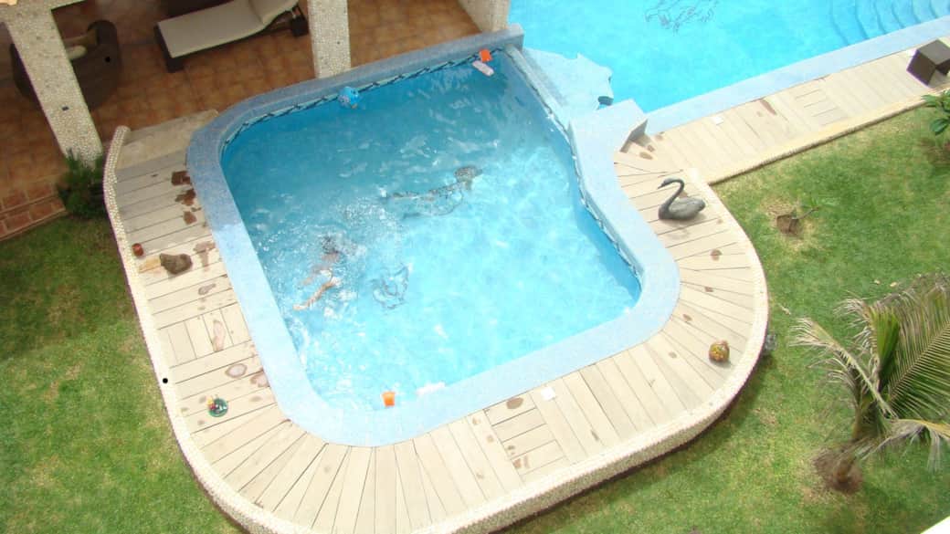 Vue piscine depuis terrasse chambre 5