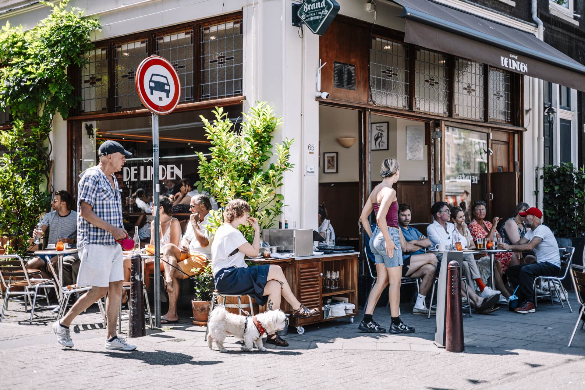 Zonnig terras voor een drankje in Amsterdam