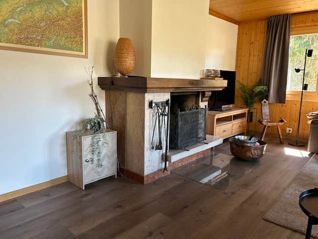 Der offene Kamin sorgt an kühlen Abenden für zusätzliche Wärme und Atmosphäre.