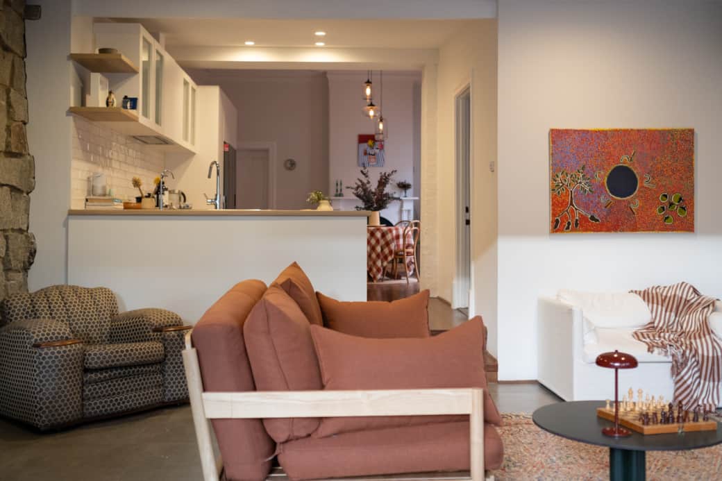 2 TR Lounge to kitchen