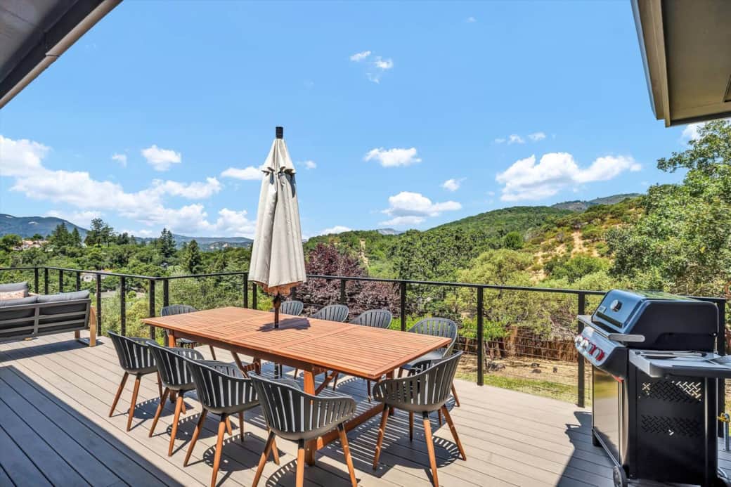 Outdoor Dining w/ BBQ Grill